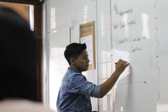 Luís Amaral, professor coordenador do cursinho alternativo da Uepa.

FOTO:  NAILANA THIELY
DATA: 04.01.16
BELÉM-PARÁ <div class='credito_fotos'>Foto: Naylana Thiely   |   <a href='/midias/2019/originais/cbdb6bbe-ed20-4a5f-9953-d6dce6cca913.jpg' download><i class='fa-solid fa-download'></i> Download</a></div>