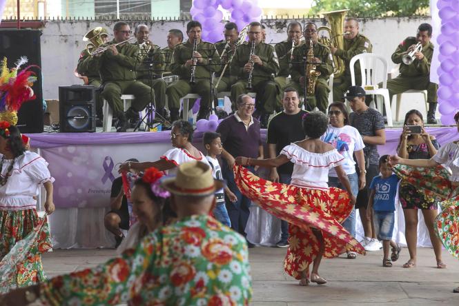 A Secretária de Saúde do Estado do Pará realizou, na manhã deste sábado (16), um evento voltado à comunidade do bairro da Terra Firme, em Belém. A ação social fez parte da programação da campanha Março Lilás, promovida pela Sespa durante este mês, no intuito de conscientizar mulheres sobre a prevenção do câncer de colo de útero.

FOTO: WAGNER SANTANA / AGÊNCIA PARÁ
DATA: 16.03.2019
BELÉM - PA
 <div class='credito_fotos'>Foto: Wagner Santana / Ag. Pará   |   <a href='/midias/2019/originais/cbe6d172-2e08-463a-a5a7-bd7ee952f975.jpg' download><i class='fa-solid fa-download'></i> Download</a></div>