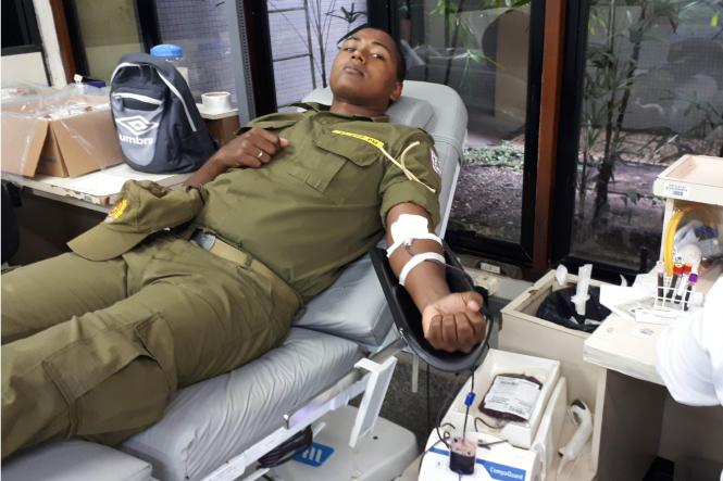 A Fundação Centro de Hemoterapia e Hematologia do Pará (Hemopa) recebe, neste sábado (6), a campanha de doação de sangue do 29° Batalhão da Polícia Militar, da Cidade Nova, em comemoração alusiva aos cinco anos da unidade e aos 200 anos da Polícia Militar do Pará (PMPA). Essa ação vai reforçar o estoque do hemocentro que vem recebendo apoio de instituições parceiras, das esferas pública e privada, para coleta de sangue interna e externa. A meta será de 80 doações, que serão coletadas na unidade móvel do Hemopa, de 8h às 15h.

FOTO: ASCOM / PMPA
DATA: 05.04.2019
BELÉM - PA <div class='credito_fotos'>Foto: ASCOM / PMPA   |   <a href='/midias/2019/originais/cbf2028d-ebe8-4b7b-a709-c05415f184b9.jpg' download><i class='fa-solid fa-download'></i> Download</a></div>