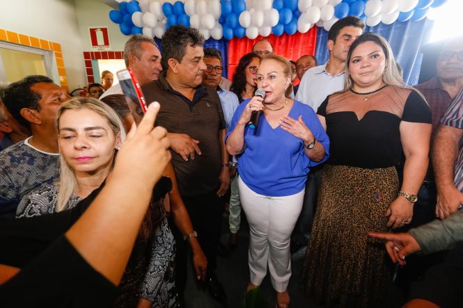 O município de Marituba, na Região Metropolitana de Belém (RMB), deverá ganhar, em breve, um complexo cultural, de lazer, turismo e negócios, a ser construído por meio de uma parceria entre a Prefeitura local e o governo do Estado. O primeiro passo para a implementação do projeto foi dado na tarde desta quarta-feira (17), quando o governo do Estado oficializou a cessão de uma área que pertencia à Empresa de Assistência Técnica e Extensão Rural do Estado (Emater-PA) para a gestão municipal. O ato contou com a participação do governador Helder Barbalho, de secretários estaduais e de representantes do município, que se reuniram no auditório da Emater, no KM-12 da Rodovia BR-316.

FOTO: MARCELO SEABRA ;/ AGÊNCIA PARÁ
DATA: 17.04.2019
MARITUBA - PARÁ <div class='credito_fotos'>Foto: Marcelo Seabra / Ag. Pará   |   <a href='/midias/2019/originais/cc854841-1ffa-4c2d-8be6-fd70bd4a7209.jpg' download><i class='fa-solid fa-download'></i> Download</a></div>