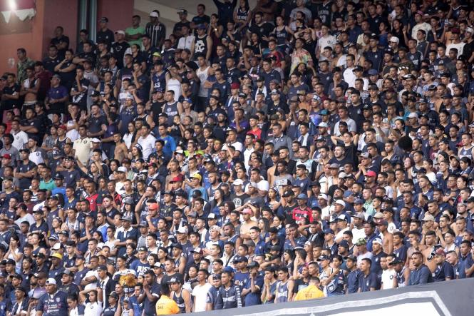 A chuva que durou a tarde toda não impediu o torcedor de acompanhar de perto o maior clássico do futebol da Amazônia. Em seu primeiro evento após reforma realizada em janeiro e já com lotação máxima liberada, o Estádio Estadual Jornalista Edgar Augusto Proença - Mangueirão recebeu um público de 19,3 mil pessoas para o confronto entre Remo e Paysandu na tarde deste domingo, 17. O time bicolor levou a melhor e ganhou de 3 a 0 do rival azulino em mais uma rodada do Parazão.

FOTO: MARCELO SEABRA / AGÊNCIA PARÁ
DATA: 17.02.2019
BELÉM - PA <div class='credito_fotos'>Foto: Marcelo Seabra / Ag. Pará   |   <a href='/midias/2019/originais/ccb87999-d016-4ec7-b309-c7ba6a1b5c42.jpg' download><i class='fa-solid fa-download'></i> Download</a></div>