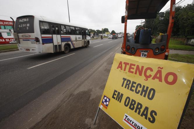 A BR-316, principal acesso rodoviário da capital paraense, passará nos próximos 19 meses pela maior intervenção estrutural desde que ganhou o atual formato de 6 pistas (3 pistas de entrada e 3 pistas de saída da cidade). Alguns trechos possuem, inclusive, 8 pistas. A obra de ampliação foi feita na década de 80, pelo Governo Federal. Desde então, a via passou por várias revitalizações de menor porte, como ocorreu no trecho entre a Prefeitura de Ananindeua e a sede do Clube Associação Atlética Banco do Brasil (AABB), na época em que o atual governador do Pará, Helder Barbalho, era prefeito do município da região metropolitana de Belém.

FOTO: FERNANDO ARAÚJO/AG. PARÁ
DATA: 23.01.2019
BELÉM - PARÁ <div class='credito_fotos'>Foto: Fernando Araújo/Ag. Pará   |   <a href='/midias/2019/originais/ccd82491-a57d-4ecd-ad40-25e82db31bad.jpg' download><i class='fa-solid fa-download'></i> Download</a></div>