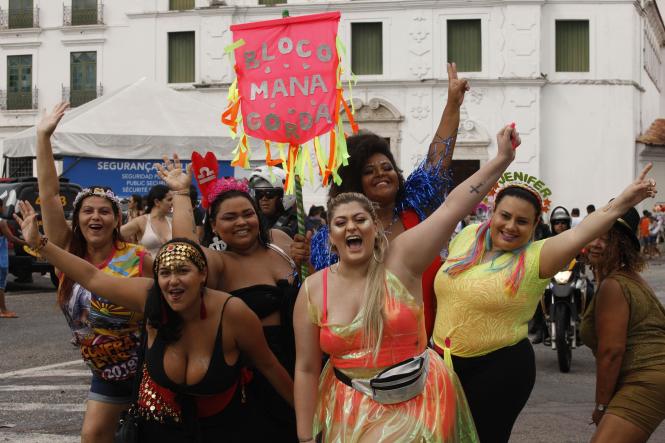 Os foliões vêm lotando as ruas da Cidade Velha ao longo dos últimos finais de semana do pré-carnaval, em Belém. Milhares de pessoas se encontram no corredor da folia na avenida Doutor Assis, local por onde passam as dezenas de blocos. Mas para que os participantes tenham momentos de entretenimento sem nenhum tipo de risco, foi montado um forte esquema de segurança para garantir a paz dos festejos.

FOTO: FERNANDO ARAÚJO / AGÊNCIA PARÁ
DATA: 10.02.2019
BELÉM - PARÁ <div class='credito_fotos'>Foto: Fernando Araújo / agência Pará   |   <a href='/midias/2019/originais/ccf595c6-9727-45cc-a4f0-a49adf630e71.jpg' download><i class='fa-solid fa-download'></i> Download</a></div>