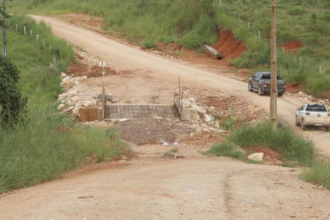 Menor município do Estado em contingente populacional (são pouco mais de 3,3 mil habitantes segundo estimativa do IBGE), Bannach, na região sul do Pará, recebeu, na tarde desta sexta-feira (05), a visita do governador Helder Barbalho, que já havia estado na cidade na condição de ministro da Integração Nacional. E, agora, como chefe do Executivo estadual, voltou para inaugurar uma Unidade Integrada de Polícia e anunciar novos investimentos, como a liberação de cinco quilômetros de asfalto para a sede do município, a futura inauguração de uma agência do Banco do Estado do Pará (Banpará) e um convênio para a construção de algumas pontes localizadas nas vicinais do município.

FOTO: MARCELO SEABRA / AGÊNCIA PARÁ
DATA: 05.04.2019
BELÉM - PA <div class='credito_fotos'>Foto: Marcelo Seabra / Ag. Pará   |   <a href='/midias/2019/originais/cd311417-1fec-49b0-9f94-03e4e88bcc9f.jpg' download><i class='fa-solid fa-download'></i> Download</a></div>