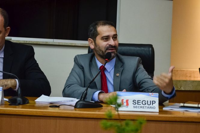 O número de registros de roubos a coletivos diminuiu em todo o Pará. Na capital, usuários do transporte público aprovam as medidas que vem sendo adotas e que refletem as reduções. No ponto de ônibus próximo a um dos cartões postais de Belém, a Praça do Relógio, é grande o fluxo de pessoas que utilizam o transporte público para se deslocarem para o trabalho, escola e demais atividades. Nas esquinas, viaturas policiais garantem a segurança e inibem não só o roubo a coletivos, mas diversos outros crimes.
Secretário de segurança, Ualame Machado.

FOTO: ELIELSON MODESTO / AGÊNCIA PARÁ
DATA: 14.05.2019
BELÉM - PARÁ
 <div class='credito_fotos'>Foto: Elielson Modesto / Ascom Segup   |   <a href='/midias/2019/originais/cdcfb1ba-fa61-4142-a08b-7f87ed996441.jpg' download><i class='fa-solid fa-download'></i> Download</a></div>