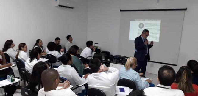 A oficina foi ministrada pelo Dr José Ribamar Branco, que é médico infectologista, fundador e diretor executivo do Instituto Brasileiro de Segurança do Paciente (IBSP).

FOTO: ASCOM / HJB
DATA: 17.04.2019
BELÉM - PARÁ <div class='credito_fotos'>Foto: ASCOM HJB   |   <a href='/midias/2019/originais/cde43fb8-c6f1-4673-ab54-d2931b9e7994.jpg' download><i class='fa-solid fa-download'></i> Download</a></div>