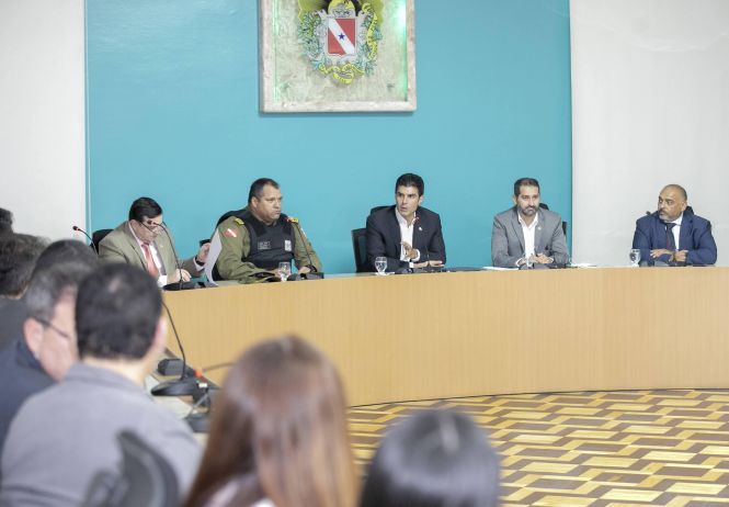 Estratégias destinadas a prevenir crimes contra agentes de segurança pública foram discutidas na reunião entre o governador do Pará, Helder Barbalho, e gestores do Sistema Estadual de Segurança Pública, na tarde desta quinta-feira (16), no Palácio do Governo, em Belém. 

FOTO: MARCO SANTOS / AGÊNCIA PARÁ
DATA: 17.05.2019
BELÉM - PARÁ <div class='credito_fotos'>Foto: Marco Santos / Ag. Pará   |   <a href='/midias/2019/originais/cdfee198-4b02-41a7-9b5e-0bac53127e9b.jpg' download><i class='fa-solid fa-download'></i> Download</a></div>