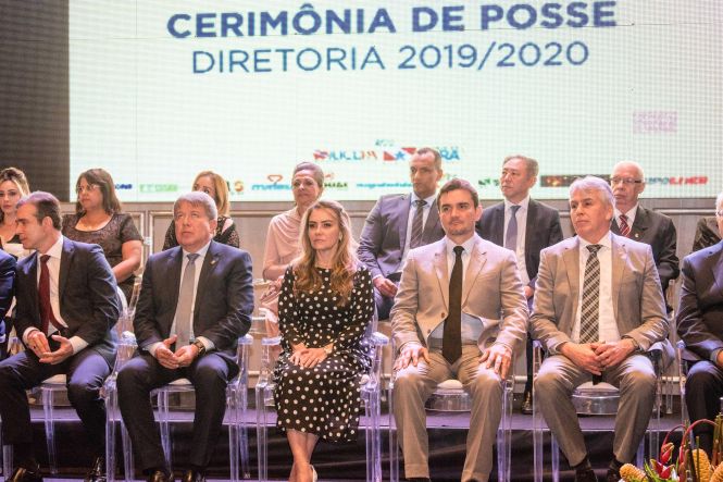 Empenho e esforço conjunto para facilitar e desburocratizar cada vez mais a atividade empreendedora no Estado do Pará rumo à total retomada da confiança na Economia. Esse foi o compromisso anunciado pela presidente da Junta Comercial do Estado do Pará (Jucepa), Cilene Sabino, em seu discurso de posse como presidente da Federação Nacional das Juntas Comerciais (Fenaju), em solenidade na noite desta quinta-feira (16). Além dela, foram empossados os vice-presidentes das demais regiões, secretário geral e conselho fiscal.

Fenaju - Cerimônia de posse da diretoria 2019-2020 - 

FOTO: Fernando Sette / Divulgação
DATA: 17.05.2019
BELÉM - PARÁ <div class='credito_fotos'>Foto: Fernando Sette / Divulgação   |   <a href='/midias/2019/originais/ce0f1889-b3e3-4476-861d-7c2731c8b607.jpg' download><i class='fa-solid fa-download'></i> Download</a></div>