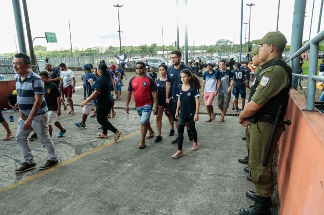 Mais de 10 mil pessoas fizeram a festa no primeiro jogo da final do Campeonato Paraense de 2019, o “Banparazão”. Mesmo com a chuva, a partida entre as equipes do Independente e do Clube do Remo foi um belo espetáculo para todos que compareceram ao Estádio Olímpico do Pará, o Mangueirão, neste domingo (14). O Galo Elétrico levou a melhor com o placar de 1 a 0.

FOTO: RICARDO AMANAJÁS / AGÊNCIA PARÁ
DATA: 15.04.2019
BELÉM - PARÁ <div class='credito_fotos'>Foto: Ricardo Amanajás / Ag. Pará   |   <a href='/midias/2019/originais/ce55eeac-3f91-45cf-9183-8d131a542128.jpg' download><i class='fa-solid fa-download'></i> Download</a></div>