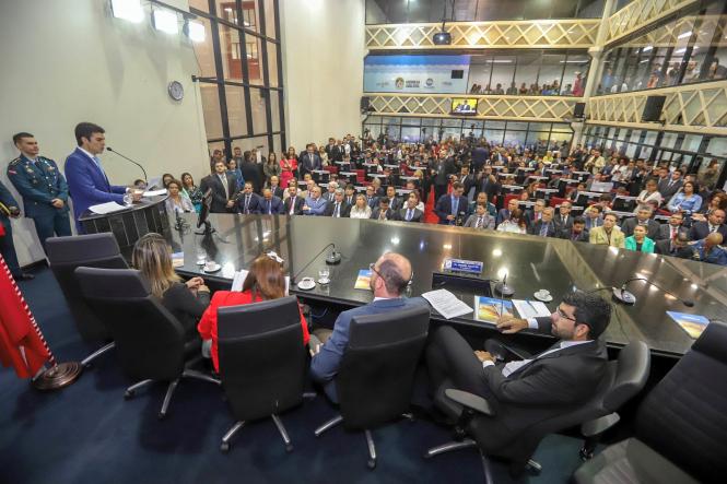 Na manhã desta terça-feira, (5), o governador do Estado do Pará, Helder Barbalho, esteve na Assembleia Legislativa do Estado (Alepa),  no plenário Newton Miranda, participando da instalação da 1ª sessão legislativa da 19ª legislatura. O chefe do Poder Executivo Estadual - em seu discurso - listou os desafios em comandar o Pará pelos próximos quatro anos e pediu apoio da Alepa.

FOTO: MARCO SANTOS / AG. PARÁ
DATA: 05.02.2019
BELÉM - PARÁ
 <div class='credito_fotos'>Foto: Marco Santos / Ag. Pará   |   <a href='/midias/2019/originais/ce5b041a-4194-466a-822d-1727a8dac861.jpg' download><i class='fa-solid fa-download'></i> Download</a></div>