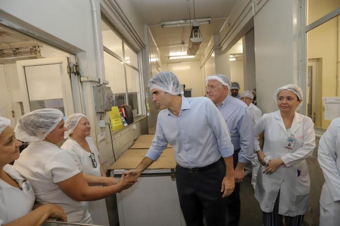 O governador do Estado e a primeira dama, Helder e Daniela Barbalho, consideraram inadequada e grave a situação estrutural e de atendimento do Hospital Ophir Loyola, durante visita na manhã desta terça-feira (12). A unidade de saúde é um centro de alta complexidade em oncologia no Pará e referência em neurocirurgia, nefrologia e transplantes. O hospital que realiza uma média de 3.500 atendimentos e de 325 internações mensais. Segundo Helder, que fez questão de estar presente para observar, ouvir e saber da realidade dos serviços de saúde para aqueles que necessitam do tratamento de combate ao câncer junto com seus familiares, a situação é dramática e inaceitável.

FOTO: MARCO SANTOS / AG. PARÁ
DATA: 12.02.2019
BELÉM - PARÁ <div class='credito_fotos'>Foto: Marco Santos / Ag. Pará   |   <a href='/midias/2019/originais/ce5e7142-1c7f-439b-acc5-10663df075d8.jpg' download><i class='fa-solid fa-download'></i> Download</a></div>