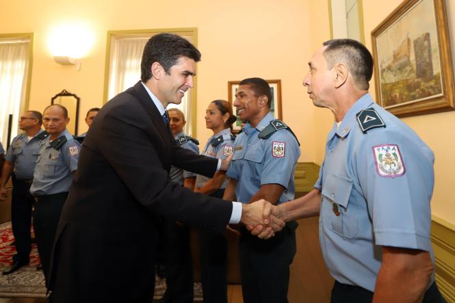 O governador do Estado, Helder Barbalho, e o comandante geral da Polícia Militar, coronel Dilson Júnior, receberam, no início da tarde desta segunda-feira (18), na sede do Tribunal de Justiça do Pará (TJPA), 110 policiais militares que estavam na reserva da corporação e, que, a partir de agora, foram reconvocados e ficarão à disposição do Judiciário.

FOTO: MARCO SANTOS / AGÊNCIA PARÁ
DATA: 18.02.2019
BELÉM - PA <div class='credito_fotos'>Foto: Marco Santos / Ag. Pará   |   <a href='/midias/2019/originais/cea0d85f-1586-475c-8a28-fdb32dc06881.jpg' download><i class='fa-solid fa-download'></i> Download</a></div>