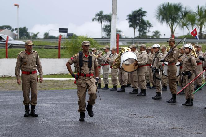 O governador Helder Barbalho empossou, na tarde desta sexta-feira (11), em Belém, o novo comandante-geral do Corpo de Bombeiros do Pará, Coronel QOBM Hayman Apolo Gomes de Souza, que também assumiu a coordenação da Defesa Civil Estadual. Até então, o Coronel Hayman – que tem 49 anos de idade e 26 anos de serviços prestados ao Corpo de Bombeiros – exercia a função de diretor de serviços técnicos da corporação.  

FOTO: THIAGO GOMES/ AG. PARÁ
DATA: 12.01.2019
BELÉM - PARÁ <div class='credito_fotos'>Foto: Thiago Gomes /Ag. Pará   |   <a href='/midias/2019/originais/ceb0dc4b-ba19-4a12-84a2-bc1116399bdd.jpg' download><i class='fa-solid fa-download'></i> Download</a></div>