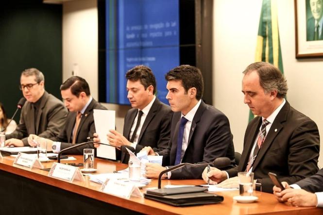 Na tarde desta terça-feira (9), o governador Helder Barbalho participa, em Brasília, de audiência pública que discutirá as “As ameaças de revogação da Lei Kandir e seus impactos para a economia brasileira." A reunião ordinária será na Comissão de Finanças e Tributação da Câmara dos Deputados. Participam do encontro ainda Renato Conchon, coordenador do núcleo econômico da CNA; Germano Stevens, diretor-geral da União Nacional dos Legisladores e Legislativos Estaduais; Rogério dos Santos Croscato, representante da Organização das Cooperativas Brasileiras.

FOTO: JAILSON SAM
DATA: 09.04.2019
BRASÍLIA - DF <div class='credito_fotos'>Foto: Jailson Sam / Divulgação   |   <a href='/midias/2019/originais/cebc005c-1a38-4ef5-89f5-8a72738647bb.jpg' download><i class='fa-solid fa-download'></i> Download</a></div>