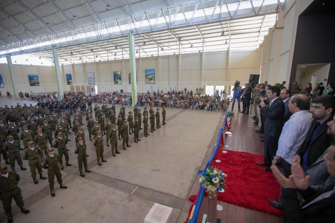 Durante dois dias, a cidade de Marabá, no Sudeste do Estado, esteve, mais uma vez, em destaque. A cidade sediou o I Encontro Regional de Educação e entregou a população 100 policiais militares, que a partir de hoje reforçarão a segurança do Estado. Nesta sexta-feira (03), no Centro de Convenções, ocorreu o encerramento do encontro e a solenidade de formatura dos novos soldados, que contou com a participação do governador do Estado, Helder Barbalho.

FOTO: MARCO SANTOS / AGÊNCIA PARÁ
DATA: 03.05.2019
BELÉM - PARÁ



 <div class='credito_fotos'>Foto: Marco Santos / Ag. Pará   |   <a href='/midias/2019/originais/cec9aed1-22f4-45a1-946f-fd1ae3cef1b9.jpg' download><i class='fa-solid fa-download'></i> Download</a></div>