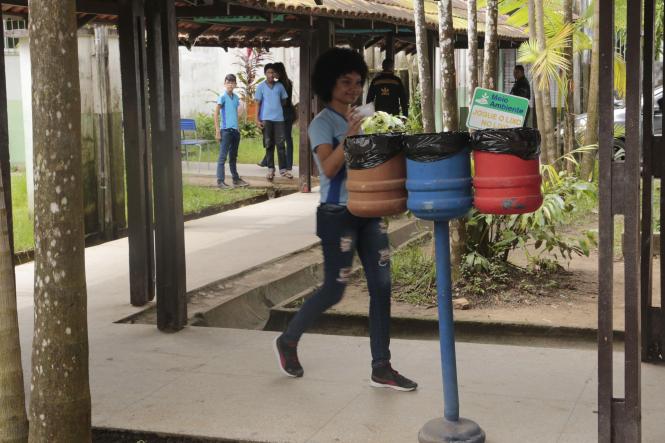 A aula de educação ambiental é diferente na Escola Estadual de Ensino Infantil e Fundamental Professora Esther Bandeira Gomes, no bairro da Sacramenta, em Belém. Alunos do ensino fundamental aprendem de forma interativa, prática e divertida as questões ligadas ao meio ambiente desde que o Projeto Complexo Bolonha chegou à escola, há três anos. A iniciativa realizada pela Companhia de Saneamento do Pará (Cosanpa), em parceria com a Caixa Econômica Federal, leva ações socioeducativas para instituições de ensino públicas em áreas beneficiadas com obras de ampliação do sistema de tratamento de água, na Região Metropolitana de Belém.

FOTO: JADER PAES / AG. PARÁ
DATA:25.02,2019
BELÉM - PARÁ <div class='credito_fotos'>Foto: JADER PAES / AGÊNCIA PA   |   <a href='/midias/2019/originais/ced206d8-4fcc-4e9f-95f5-1a6ff71fc8f9.jpg' download><i class='fa-solid fa-download'></i> Download</a></div>
