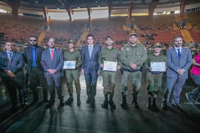 Quatrocentos e trinta novos soldados da Polícia Militar serão distribuídos a partir de hoje para atuar nas ações de policiamento preventivo, ostensivo e repressivo na Região Metropolitana de Belém. A solenidade que marcou a entrega dos novos policiais militares à sociedade ocorreu na manhã desta quinta-feira (2), na Arena Guilherme Paraense, o “Mangueirinho”, com a presença do governador do Estado, Helder Zaluth Barbalho. Nesta sexta-feira (03), o Governo do Estado participa da formatura de outros cem soldados, no município de Marabá.

FOTO: MARCO SANTOS / AGÊNCIA PARÁ 
DATA: 02.05.2019
BELÉM - PARÁ <div class='credito_fotos'>Foto: Marco Santos / Ag. Pará   |   <a href='/midias/2019/originais/cee025ad-bf37-4de6-8860-21ef123eba42.jpg' download><i class='fa-solid fa-download'></i> Download</a></div>