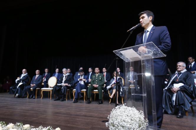 Parceria e apoio ao fortalecimento das mais diversas instituições em prol do desenvolvimento do Governo do Estado. Esta foi a tônica das mensagens ditas pelo governador Helder Barbalho na noite da quarta-feira (11), ao participar da cerimônia de posse do Procurador Geral de Justiça do Ministério Público do Estado do Pará (MP-PA), Gilberto Martins, no teatro Maria Sylvia Nunes.

FOTO: MARCELO SEABRA / AGÊNCIA PARÁ
DATA: 11.04.2019
BELÉM - PARÁ <div class='credito_fotos'>Foto: Marcelo Seabra / Ag. Pará   |   <a href='/midias/2019/originais/ceeb7e56-277a-4e32-b08f-877f70f5157e.jpg' download><i class='fa-solid fa-download'></i> Download</a></div>