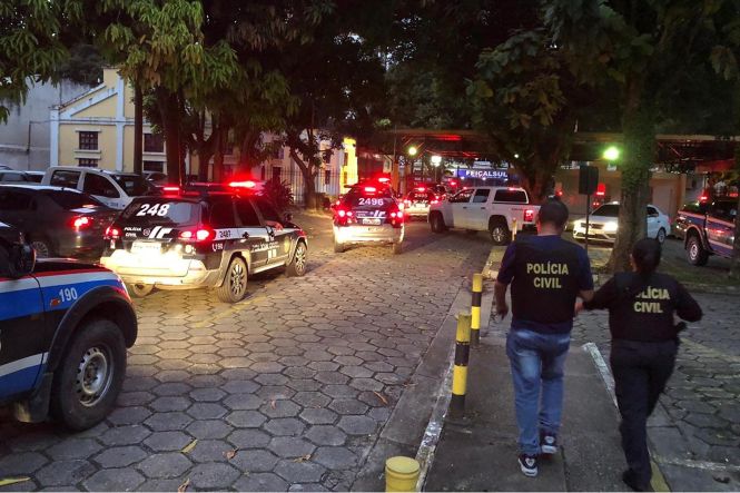 A Polícia Civil do Pará participa, nesta terça-feira (28), da operação Cronos II, ação policial deflagrada em 21 estados e no Distrito Federal para cumprir mandados judiciais de prisão de envolvidos em homicídios.

FOTO: ASCOM / POLICIA CIVIL
DATA: 29.05.2019
BELÉM - PARÁ <div class='credito_fotos'>Foto: Ascom / Policia Civil   |   <a href='/midias/2019/originais/cf02e251-166b-43e0-8729-88f7c667f922.jpg' download><i class='fa-solid fa-download'></i> Download</a></div>