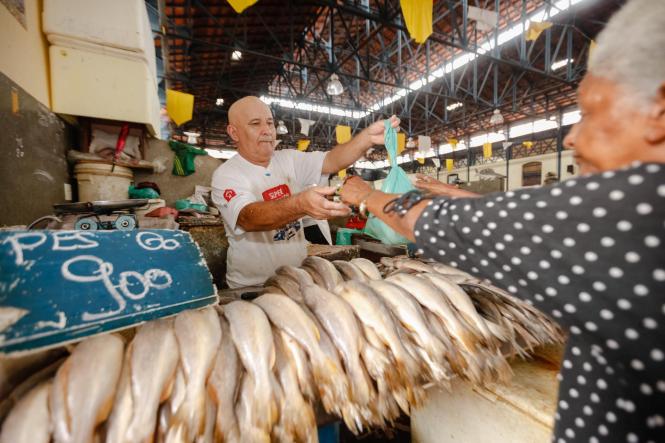 Uma equipe de fiscais do Procon do Pará esteve nesta terça-feira (16), desde às 8h30, no mercado de peixe do Ver-o-Peso, realizando ações de fiscalização dentro da Operação Páscoa 2019. O trabalho realizado pela Diretoria de Proteção e Defesa do Consumidor do Pará, vinculada à Secretaria de Estado de Justiça e Direitos Humanos (Sejudh), busca identificar e inibir abusos na comercialização de pescado e outros produtos muito procurados nesta época do ano.

FOTO: FERNANDO ARAÚJO / AGÊNCIA PARÁ
DATA: 16.04.2019
BELÉM - PARÁ <div class='credito_fotos'>Foto: Fernando Araújo/Ag. Pará   |   <a href='/midias/2019/originais/cf162561-c319-4835-864e-07fccdc2840d.jpg' download><i class='fa-solid fa-download'></i> Download</a></div>