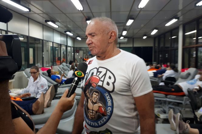 Cerca de 50 voluntários, entre lutadores de boxe, simpatizantes, familiares e amigos foram encaminhados por várias academias de Belém, por meio do projeto “Nocaute na Violência”, para doação de sangue, nesta quinta-feira (16), na sede da Fundação Centro de Hemoterapia e Hematologia do Pará (Hemopa), em Belém. O projeto existe há sete anos e foi idealizado pelo ex lutador de pugilismo e hoje treinador, José Dias Macedo Campos, 60, mais conhecido como “Zezé do Boxe”.

FOTO: DIVULGAÇÃO
DATA: 16.05.2019
BELÉM - PARÁ <div class='credito_fotos'>Foto: Divulgação   |   <a href='/midias/2019/originais/cf5865d0-ec59-4f9b-8e88-11b94880d2ae.jpg' download><i class='fa-solid fa-download'></i> Download</a></div>