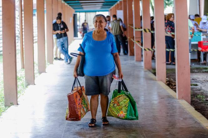 Com o objetivo de incentivar o consumo do pescado e não deixar faltar o alimento no período onde católicos não ingerem carne vermelha, começou nesta quarta-feira (17), a Feira do Pescado 2019, promovida pela Secretaria Estadual de Desenvolvimento Agropecuário e da Pesca (Sedap). O evento acontece, simultâneamente, em oito pontos da região metropolitana (sendo seis em Belém, um em Ananindeua e outro em Marituba) e em outros 47 municípios do interior paraense, em parceria com as respectivas prefeituras.

FOTO: MAYCON NUNES / AGÊNCIA PARÁ
DATA: 17.04.2019
BELÉM - PARÁ <div class='credito_fotos'>Foto: Maycon Nunes / Ag. Pará   |   <a href='/midias/2019/originais/cf657a05-2ea0-49e2-a922-fcb7e3bb5805.jpg' download><i class='fa-solid fa-download'></i> Download</a></div>