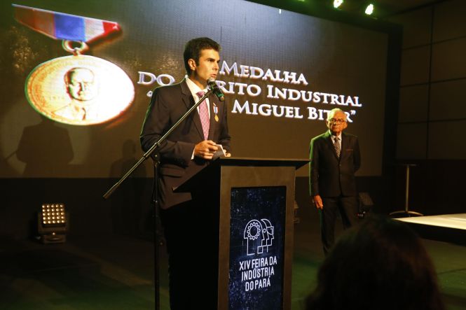 Homenageado com a medalha do Mérito Industrial Simão Miguel Bitar durante a abertura da 14ª edição da Feira da Indústria do Pará (Fipa), nesta quarta-feira (15), no Hangar - Centro de Convenções, o governador Helder Barbalho anunciou, à ocasião, ações que devem modificar o cenário econômico do Estado a longo prazo. 

FOTO: MARCELO SEABRA/ AG. PARÁ
DATA: 15.05.2019
BELÉM - PARÁ <div class='credito_fotos'>Foto: Marcelo Seabra / Ag. Pará   |   <a href='/midias/2019/originais/cf781a15-2118-4eb8-a04a-bf9b71e4fc96.jpg' download><i class='fa-solid fa-download'></i> Download</a></div>