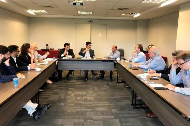Depois de extensa agenda em Brasília, o governador do Estado, Helder Barbalho, seguiu para o Rio de Janeiro nesta quarta-feira (20), onde se reuniu com representantes da Fundação Brasileira para o Desenvolvimento Sustentável (FBDS). A entidade, sem fins lucrativos, é uma referência nas questões ambientais, principalemnte pela rede de relacionamentos que estabelece com a comunidade científica, entidades de fomento internacionais e corporações nacionais. No encontro, o Governo do Estado do Pará e a FBDS começaram a discutir o estabelecimento de uma parceria qualificada para a estruturação de projetos de interesse do Estado, em específico na área ambiental e de desenvolvimento sustentável.
FOTO: DIVULGAÇÃO
DATA: 20.02.2019 <div class='credito_fotos'>Foto: Divulgação   |   <a href='/midias/2019/originais/cf821066-52a9-467c-a0e9-299a185458e2.jpg' download><i class='fa-solid fa-download'></i> Download</a></div>