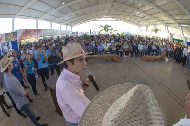 Os moradores de Paragominas contam agora com um núcleo regional da Secretaria de Estado de Justiça e Direitos Humanos (Sejudh), para emissão gratuita das Carteiras de Identidade e Trabalho. O Polo que foi inaugurado nesta sexta-feira (24), contou com a presença do Governador do Estado do Pará, Helder Barbalho, do Prefeito municipal de Paragominas, Paulo Tocantins e diversas autoridades estaduais e municipais. Ainda no município, o chefe do poder executivo visitou a feira de agronegócios Show Agro.

FOTO: MARCO SANTOS / AGÊNCIA PARÁ
DATA: 24.05.2019
PARAGOMINAS - PARÁ <div class='credito_fotos'>Foto: Marco Santos / Ag. Pará   |   <a href='/midias/2019/originais/cfc57c6a-b6bd-4274-bef6-9ae8c7f8eb10.jpg' download><i class='fa-solid fa-download'></i> Download</a></div>