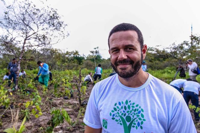 Trezentas e cinquenta mudas de árvores foram plantadas, na manhã desta sexta-feira (29), no Parque Estadual do Utinga, durante mais uma atividade da programação da Semana da Festa Anual das Árvores, iniciada no último dia 25. O evento é promovido pelo Instituto de Desenvolvimento Florestal e da Biodiversidade do Estado do Pará (Ideflor-BIO) e conta também com palestras e trilhas ecológicas voltadas à educação e conscientização ambiental.

FOTO: MAYCON NUNES / AGÊNCIA PARÁ
DATA: 29.03.2019
BELÉM - PA <div class='credito_fotos'>Foto: Maycon Nunes / Ag. Pará   |   <a href='/midias/2019/originais/cfc6f1a8-ccc3-4857-be95-bb66183d6bd9.jpg' download><i class='fa-solid fa-download'></i> Download</a></div>