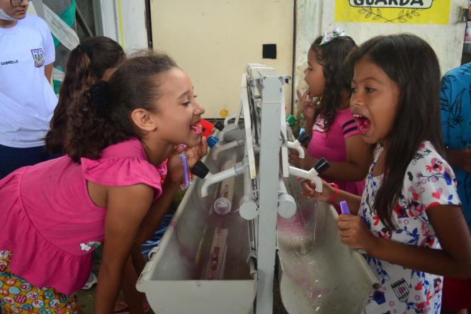 Após sete anos sem documento de identidade, Alice Valente, de 22 anos, aproveitou a ação de cidadania, prevenção e segurança realizada pela Secretaria de Estado de Segurança Pública e Defesa Social (Segup) por meio da Diretoria de Prevenção Social da Violência e Criminalidade (Diprev), para tirar o novo documento. Sem o RG ela conta que teve muitas dificuldades. “Eu não consegui abrir conta em banco, alguns atendimentos eu não conseguia, pois não aceitavam minha carteira de trabalho e agora vai melhorar muito. Eu já vinha tentando tirar meu RG até em outros bairros mais longe e não tive sucesso, até porque com a gestação fiquei sem tempo”, afirmou Alice que também recebeu atendimento pediátrico para a filha. A ação (foto) visa garantir serviços para a população e o diálogo junto aos órgãos de Segurança. O encontro oportuniza, ainda, o debate dos problemas que rondam as comunidades, assim como traçar medidas de prevenção, a fim de reduzir a criminalidade.

FOTO: ELIELSON MODESTO / ASCOM SEGUP
DATA: 05.01.2019
 <div class='credito_fotos'>Foto: Elielson Modesto / Ascom Segup   |   <a href='/midias/2019/originais/cfd2278f-7ea4-41c4-8373-80a8dd74b0c5.jpg' download><i class='fa-solid fa-download'></i> Download</a></div>