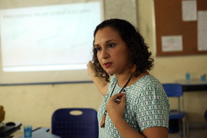 Para debater a questão da depressão, desde os sinais até como lidar com ela, a Coordenadoria de Enfrentamento ao Tráfico de Pessoas e Trabalho Escravo (CTEPTP/PA), vinculada à Secretaria de Estado de Justiça e Direitos Humanos (Sejudh), realizou palestra sobre a doença para alunos do 9º ano do Ensino Fundamental da Escola “Barão de Igarapé Miri”, no bairro do Guamá, nesta quarta-feira (9).
Na foto: Roberta Flores, psicóloga

FOTO: WAGNER ALMEIDA/SEJUDH
DATA: 10.01.2019
BELÉM - PARÁ <div class='credito_fotos'>Foto: Wagner Almeida/ Ascom Sejudh   |   <a href='/midias/2019/originais/d020ac97-a913-431d-a4ce-521037eacb6c.jpg' download><i class='fa-solid fa-download'></i> Download</a></div>