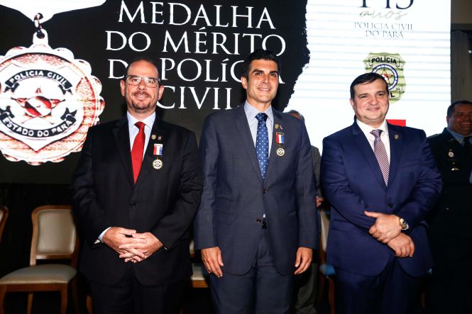 A exemplo do que vai acontecer com a Polícia Militar, que abrirá sete mil novas vagas por concurso público, a Polícia Civil do Pará tambem terá seu concurso para novos servidores ainda este ano. A informação foi dada pelo governador do Estado, Helder Barbalho, na noite desta quarta-feira (24), durante cerimônia que celebrou os 143 anos da Polícia Civil no Estado, cujo aniversário transcorreu no último domingo (21).

FOTO: MARCELO SEABRA / AGÊNCIA PARÁ
DATA: 25.04.2019
BELÉM - PARÁ <div class='credito_fotos'>Foto: Marcelo Seabra / Ag. Pará   |   <a href='/midias/2019/originais/d053b60e-31ad-4ddc-97ca-f7a286d5c91c.jpg' download><i class='fa-solid fa-download'></i> Download</a></div>