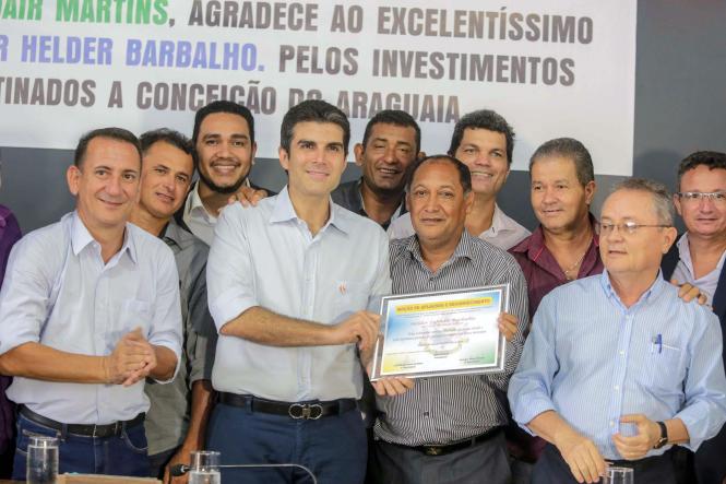 Conceição do Araguaia, no sul do Pará, recebeu, nesta sexta-feira (5), a comitiva do Governo por Todo o Pará, que, desde o último dia 2, está no sul e sudeste do Estado, levando obras e serviços aos moradores da região. Acompanhado de outras autoridades estaduais, municipais e de deputados, o governador Helder Barbalho chegou, no fim da manhã à cidade, para assinar a Ordem de Serviço que garante o início das obras de construção de 18 pontes de concreto no município.

FOTO: MARCO SANTOS / AGÊNCIA PARÁ
DATA: 05.04.2019
CONCEIÇÃO DO ARAGUAIA - PA <div class='credito_fotos'>Foto: Marco Santos / Ag. Pará   |   <a href='/midias/2019/originais/d0de51ab-210c-4315-9fd1-1eba7db69158.jpg' download><i class='fa-solid fa-download'></i> Download</a></div>