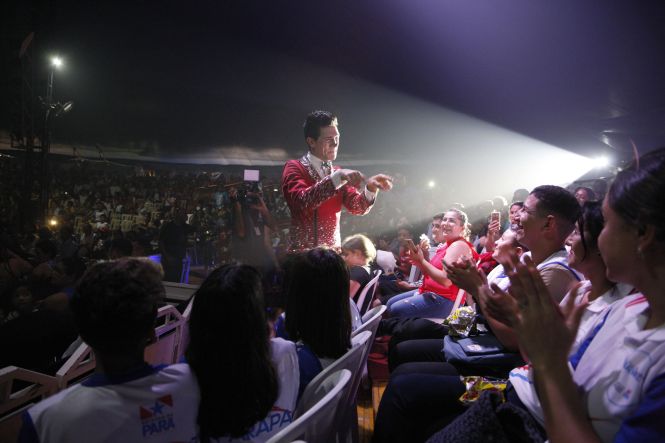 Cerca de 1.200 crianças e adolescentes atendidos pela Fundação ParáPaz na Regiao Metropolitana de Belém, Bragança e Breves participaram, nesta quarta-feira (15), de uma programação especial no Circo Mirage.

FOTO: JADER PAES / AGÊNCIA PARÁ
DATA: 16.05.2019
BELÉM - PARÁ <div class='credito_fotos'>Foto: Jader Paes / Agência Pará   |   <a href='/midias/2019/originais/d0ef2d4b-78ef-4758-9665-a266cd88839f.jpg' download><i class='fa-solid fa-download'></i> Download</a></div>