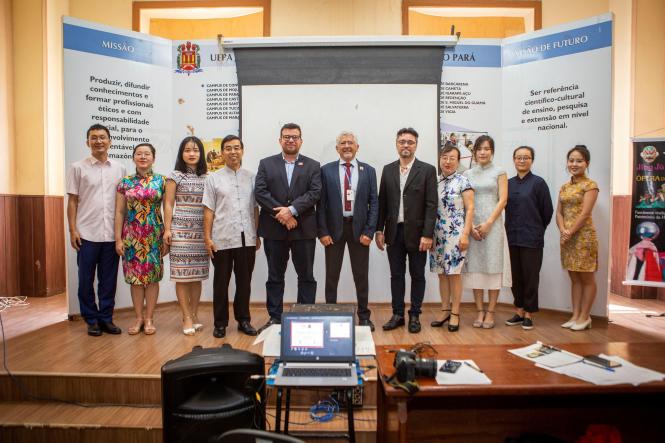 A China e o Brasil são países multiculturais que, juntos, podem prospectar possibilidades inéditas de pesquisa, ensino, cultura e extensão. A partir dessa ótica, o Instituto Confúcio, em parceria com a Universidade do Estado do Pará (Uepa), realizou a 3a edição da Competição de Proficiência em Língua e Cultura Chinesa nesta sexta-feira (12), no auditório da reitoria da instituição de ensino superior.

FOTO: NAILANA THIELY / ASCOM UEPA
DATA: 12.04.19
BELÉM - PARÁ <div class='credito_fotos'>Foto: Nailana Thiely / Ascom Uepa   |   <a href='/midias/2019/originais/d0efc4ec-685b-4d48-90ac-2e236b5fe551.jpg' download><i class='fa-solid fa-download'></i> Download</a></div>