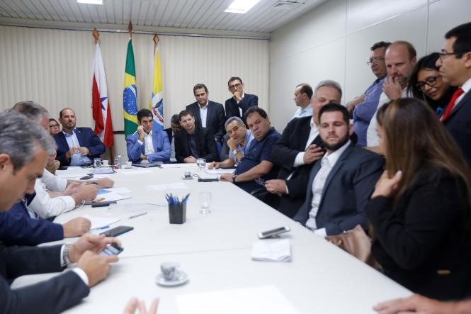 O governador Helder Barbalho ouviu e encaminhou soluções para demandas prioritárias e estratégicas de cada um dos 24 prefeitos que foram recebidos, individualmente, na sede da Secretaria Regional de Governo do Oeste do Pará, em Santarém, nesta quarta-feira (20). Helder detalhou que o programa Governo por Todo o Pará é a materialização de um dever que precisa ser cumprido com a obrigação de fazer um governo presente.

FOTO: MARCO SANTOS
DATA: 20.03.2019
SANTARÉM - PARÁ <div class='credito_fotos'>Foto: Marco Santos / Ag. Pará   |   <a href='/midias/2019/originais/d0fc7b02-3ea6-41d3-ba1c-e3910492fc70.jpg' download><i class='fa-solid fa-download'></i> Download</a></div>