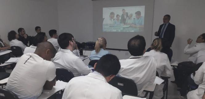 A oficina foi ministrada pelo Dr José Ribamar Branco, que é médico infectologista, fundador e diretor executivo do Instituto Brasileiro de Segurança do Paciente (IBSP).

FOTO: ASCOM / HJB
DATA: 17.04.2019
BELÉM - PARÁ <div class='credito_fotos'>Foto: ASCOM HJB   |   <a href='/midias/2019/originais/d174a74b-456c-423c-ab9e-29e6cfc19a36.jpg' download><i class='fa-solid fa-download'></i> Download</a></div>