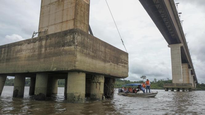 Acompanhado por secretários de Estado, deputados e técnicos da Secretaria de Estado de Trasportes (Detran), do Conselho Regional de Engenharia (Crea-PA) e do Corpo de Bombeiros, o governador Helder Barbalho vistoriou, na manhã deste sábado (26), a ponte Rio Moju, localizada no quilômetro 48 da Alça Viária. A estrutura, que é a segunda no sentido de quem vai de Moju para Belém, apresenta problemas de corrosão e de desgaste em pilares e estacas, além de uma dilatação um pouco maior do que o habitual entre dois blocos de concreto que compõem as pistas de rolamento. A situação tem preocupado moradores da área e usuários da ponte.

FOTO: MARCO SANTOS / AGÊNCIA PARÁ
BELÉM - PARÁ
DATA; 26.01.2019 <div class='credito_fotos'>Foto: Marco Santos / Ag. Pará   |   <a href='/midias/2019/originais/d18f8dd5-6778-43e3-8ae1-ae7be38461f6.jpg' download><i class='fa-solid fa-download'></i> Download</a></div>