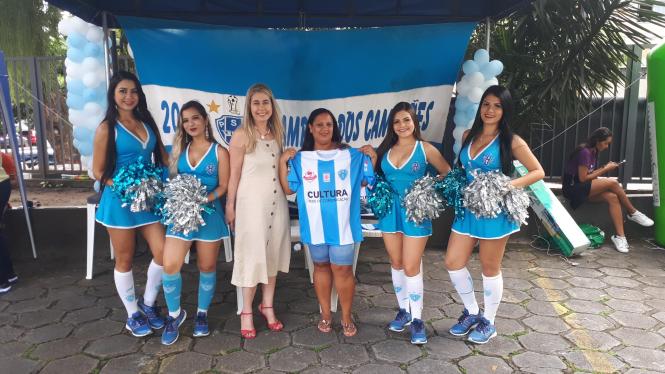 A torcedora do Papão,  Claudiane Paraguassu, doou sangue e ainda ganhou camiseta do seu time do coração

FOTO: ASCOM / HEMOPA
DATA: 10.04.2019
BELÉM - PARÁ <div class='credito_fotos'>Foto: Ascom Hemopa   |   <a href='/midias/2019/originais/d19c7446-a394-4d6d-b3a9-f3f985123137.jpg' download><i class='fa-solid fa-download'></i> Download</a></div>