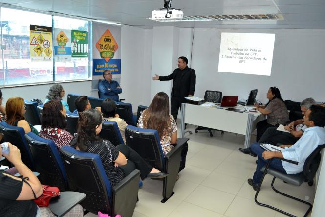 O Departamento Estadual de Trânsito (Detran) em parceria com o Fundo das Nações Unidas para a Infância (Unicef) anunciou uma série de ações que buscam reduzir os acidentes de trânsito e incentivar os municípios do Pará a conseguir alcançar o Selo Unicef. O anúncio foi feito pelo novo coordenador de educação de trânsito do Detran, Victor Oliveira (foto), durante a sua primeira reunião com os servidores nesta segunda-feira (21). 

FOTO: ASCOM DETRAN
DATA: 21.01.2019
BELÉM - PARÁ <div class='credito_fotos'>Foto: ASCOM DETRAN   |   <a href='/midias/2019/originais/d1a6bad1-7e17-479e-af7a-22b8557c294e.jpg' download><i class='fa-solid fa-download'></i> Download</a></div>
