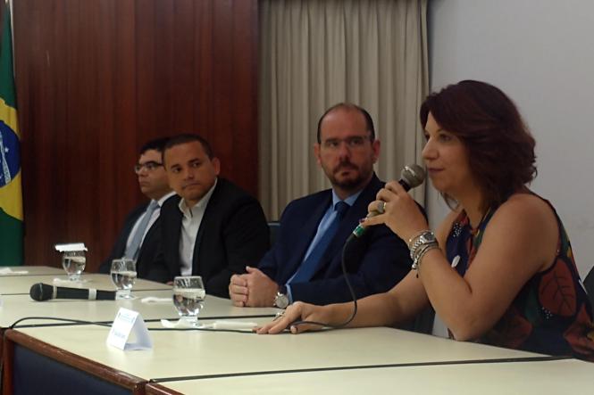 O vice-governador Lúcio Vale, esteve nesta terça-feira (15), na Fundação Pública Hospital de Clínicas Gaspar Vianna, onde participou da posse do novo Diretor-Presidente da instituição, o dermatologista dr. Miguel Saraty. O evento aconteceu no auditório da instituição, na presença de servidores da instituição, além de autoridades do Legislativo e de ex-gestores do hospital.

FOTO: ASCOM HC
DATA: 15.01.2019
BELÉM - PARÁ <div class='credito_fotos'>Foto: Ascom HC   |   <a href='/midias/2019/originais/d1c317ba-7ea2-4aac-9964-04f5140405e3.jpg' download><i class='fa-solid fa-download'></i> Download</a></div>