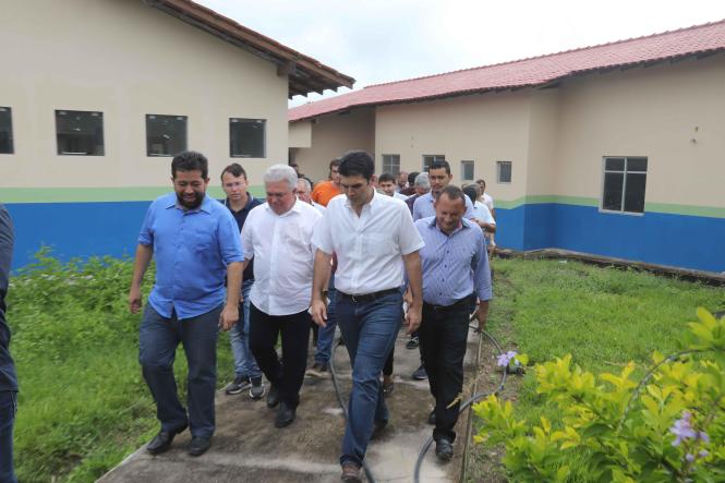 A obra do hospital de Mojuí dos Campos, município do oeste do Pará, que fica a 37 Km de Santarém, receberá os recursos financeiros e os equipamentos necessários para que seja concluída o mais breve possível. A garantia foi dada neste sábado (23), pelo governador Helder Barbalho, que visitou as instalações da unidade de saúde dentro da agenda do Governo Por Todo o Pará.

FOTO: MARCO SANTOS / AG. PARÁ
DATA: 23.03.2019
MOJUÍ DOS CAMPOS - PARÁ <div class='credito_fotos'>Foto: Marco Santos / Ag. Pará   |   <a href='/midias/2019/originais/d1c84346-6684-4b33-baca-a851da49f0b2.jpg' download><i class='fa-solid fa-download'></i> Download</a></div>