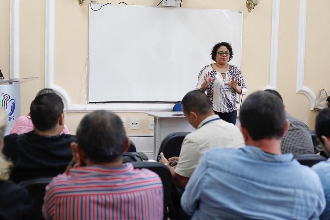Na manhã desta quinta-feira (28) ocorreu no campus Belém da Escola de Administração Penitenciária (EAP), da Superintendência do Sistema Penitenciário do Pará (Susipe), uma reunião com os diretores das 48 unidades prisionais do Estado e a equipe da nova gestão do órgão. O objetivo foi ajustar e alinhar as ações e o planejamento para a administração penitenciária.

FOTO: AKIRA ONUMA / SUSIPE
DATA: 29.03.2019
BELÉM - PARÁ <div class='credito_fotos'>Foto: Akira Onuma / Ascom Susipe   |   <a href='/midias/2019/originais/d1ee2a86-eb22-4036-a8c9-57ec675a1b9a.jpg' download><i class='fa-solid fa-download'></i> Download</a></div>