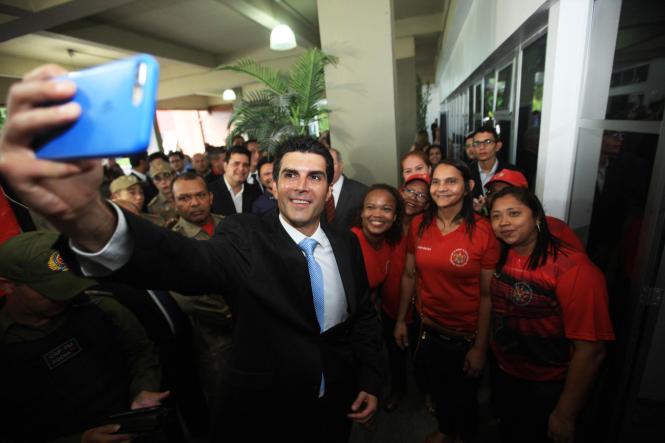 O governador Helder Barbalho empossou, na tarde desta sexta-feira (11), em Belém, o novo comandante-geral do Corpo de Bombeiros do Pará, Coronel QOBM Hayman Apolo Gomes de Souza, que também assumiu a coordenação da Defesa Civil Estadual. Até então, o Coronel Hayman – que tem 49 anos de idade e 26 anos de serviços prestados ao Corpo de Bombeiros – exercia a função de diretor de serviços técnicos da corporação.  

FOTO: THIAGO GOMES/ AG. PARÁ
DATA: 12.01.2019
BELÉM - PARÁ <div class='credito_fotos'>Foto: Thiago Gomes /Ag. Pará   |   <a href='/midias/2019/originais/d20f6ea0-c290-4cd8-8b14-a419e9044800.jpg' download><i class='fa-solid fa-download'></i> Download</a></div>