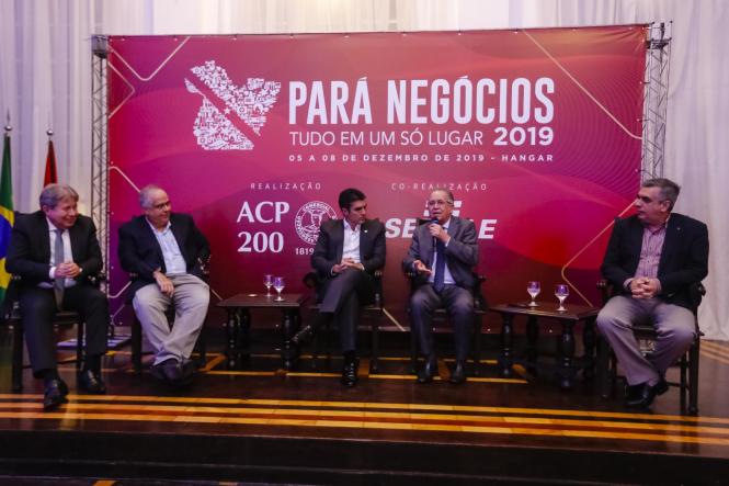 Estudos sobre a viabilidade da criação de uma rodovia pedagiada entre Belém e Castanhal, a instalação do canteiro de obras para a derrocada do Pedral do Lourenço a partir de julho desse ano e ainda a conclusão da discussão sobre as compensações da Lei Kandir na Câmara Federal, até o final do semestre, foram algumas das ações anunciadas por Helder Barbalho durante o lançamento da 8ª edição da Feira Pará Negócios. O evento, realizado na sede da Associação Comercial do Pará (ACP) na noite da última sexta-feira (16), contou com a presença de expositores, autoridades e convidados, que assistiram a conferência "Perspectivas para o crescimento do Pará", ministrada pelo governador.

FOTO: MARCELO SEABRA / AGÊNCIA PARÁ
DATA: 16.03.2019
BELÉM - PA <div class='credito_fotos'>Foto: Marcelo Seabra / Ag. Pará   |   <a href='/midias/2019/originais/d25e2e9f-14d6-4a45-b3ac-5c83549ea87b.jpg' download><i class='fa-solid fa-download'></i> Download</a></div>