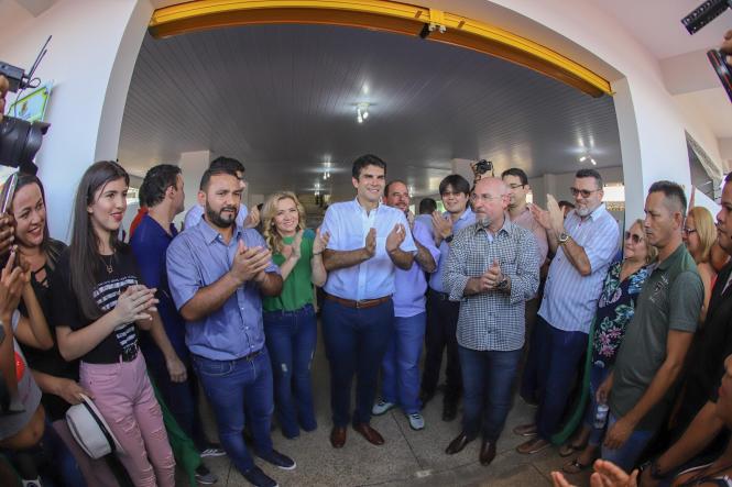 A população do município de Viseu, no nordeste do Pará, já dispõe de todos os benefícios de uma feira nova. Neste sábado (09), o governador do Pará, Helder Barbalho, esteve na sede municipal participando da inauguração da obra de ampliação da Feira Municipal Ramiro Azevedo Viana, executada com recursos liberados pelo Ministério da Integração Nacional, quando Helder Barbalho era o titular da pasta.


FOTO: MARCO SANTOS / AGÊNCIA PARÁ
DATA: 09.03.2019
VISEU - PARÁ <div class='credito_fotos'>Foto: Marco Santos / Ag. Pará   |   <a href='/midias/2019/originais/d266804e-8f91-4e79-88c8-18d9aaaaac96.jpg' download><i class='fa-solid fa-download'></i> Download</a></div>