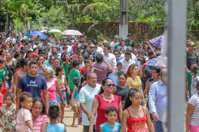 Construída por meio de um convênio firmado entre a Prefeitura e o governo do Estado, no valor de R$ 984.663,51, a Escola Estadual Magalhães Barata foi inaugurada na tarde desta quinta-feira (18), na comunidade de Ariri, zona rural de Colares, município do nordeste paraense.

FOTO: MARCO SANTOS / AGÊNCIA PARÁ
DATA: 18.04.2019
COLARES - PARÁ <div class='credito_fotos'>Foto: Marco Santos / Ag. Pará   |   <a href='/midias/2019/originais/d26c53db-d107-4d3f-a12b-1859c8be2e9c.jpg' download><i class='fa-solid fa-download'></i> Download</a></div>
