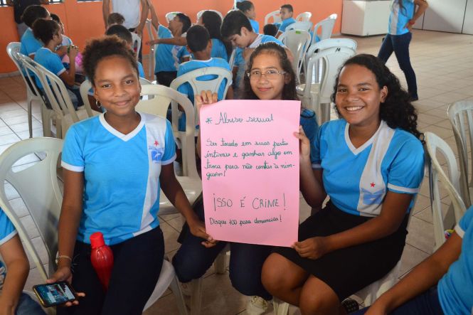 Os alunos da Escola Estadual de Ensino Fundamental Frei Daniel, no bairro do Guamá, em Belém, participaram, na manhã desta sexta-feira (24), de palestra e dinâmicas de grupo com o tema “Combate ao abuso e exploração sexual de crianças e adolescentes”. A ação promovida pela Secretaria de Estado de Segurança Pública e Defesa Social do Pará (Segup), por meio da Diretoria de Prevenção e Combate a Criminalidade e Prevenção Social (Diprev), conta com a parceria do Projeto Adote um Sorriso.

FOTO: ASCOM / SEGUP
DATA: 24.05.2019
BELÉM - PARÁ <div class='credito_fotos'>Foto: ASCOM / SEGUP   |   <a href='/midias/2019/originais/d26cf95b-e73a-4914-8a07-85205b3dffdf.jpg' download><i class='fa-solid fa-download'></i> Download</a></div>