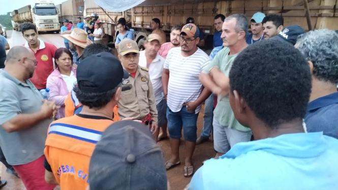 Por conta das fortes chuvas, um trecho da BR-163 entre o distrito de Morais de Almeida – pertencente ao município de Itaituba – e a cidade de Novo Progresso teve que ser parcialmente bloqueado pelo Departamento Nacional de Infraestrutura e Trânsito (Dnit), o que causou um congestionamento de cerca de 80 km na rodovia. 

FOTO: DIVULGAÇÃO
DATA: 06.03.2019
BELÉM - PARÁ <div class='credito_fotos'>Foto: Divulgação   |   <a href='/midias/2019/originais/d2a93b09-8688-4739-ba96-a956ecdd521b.jpg' download><i class='fa-solid fa-download'></i> Download</a></div>